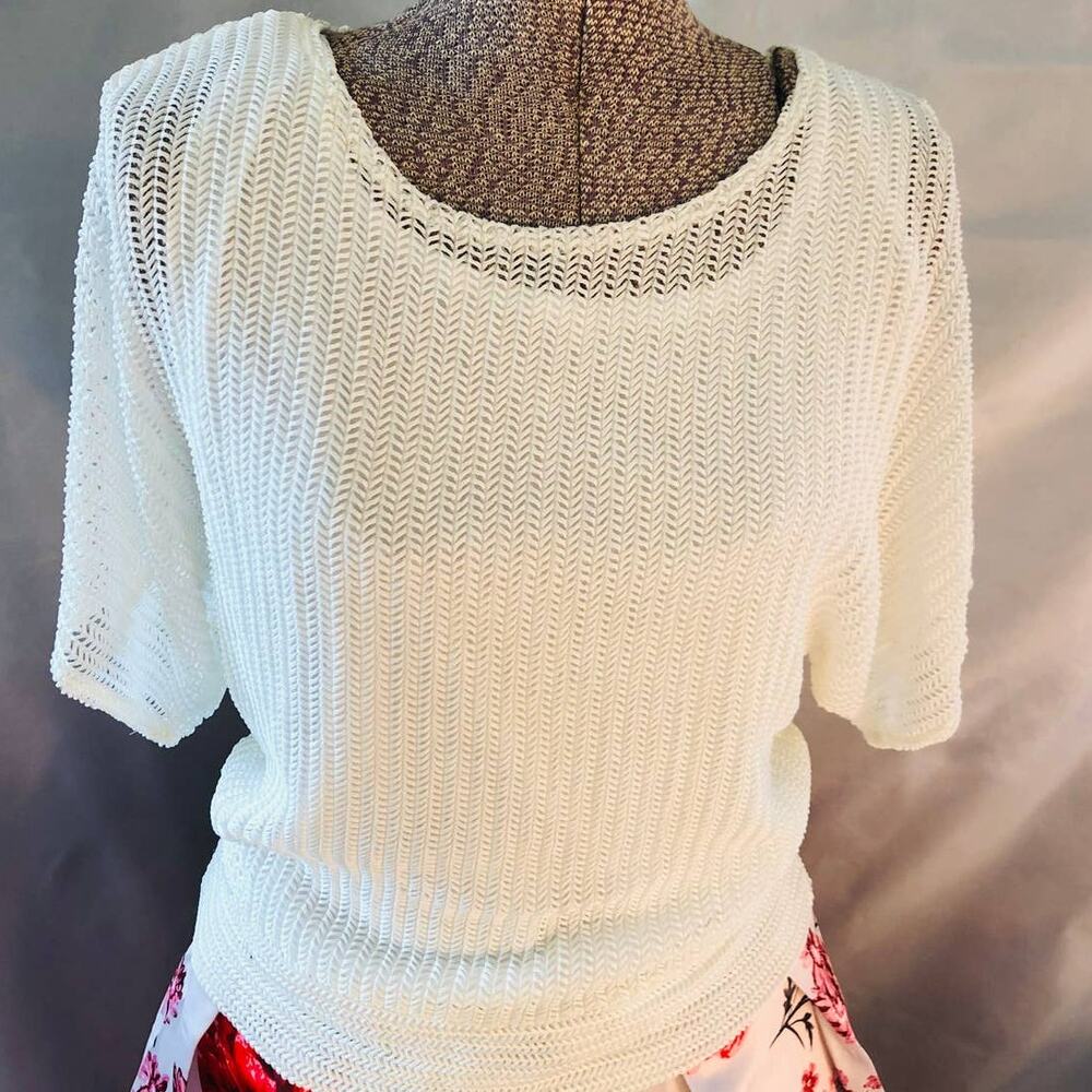 Susie In The City Womens Sz M White Chevron Open Mesh Knit ShortSleeve Lined Top